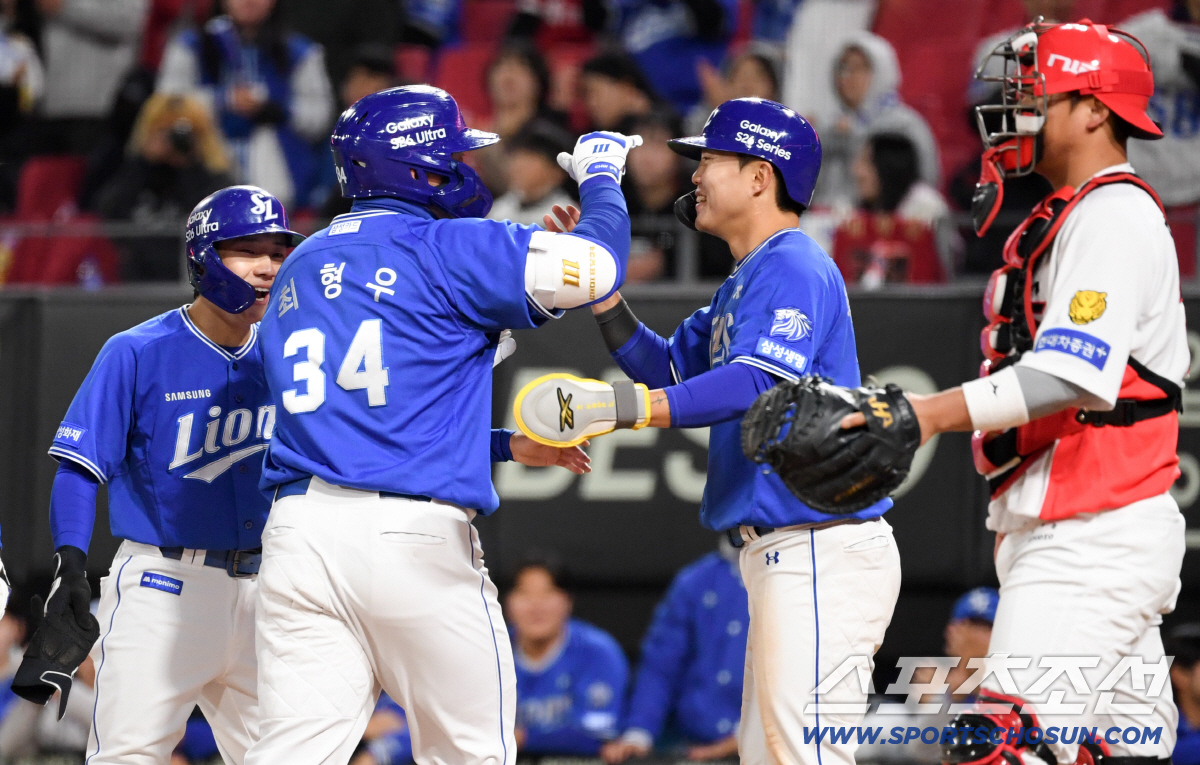 맏형 최형우가 9회 스리런포를 터뜨리자 후배들은 환했다.