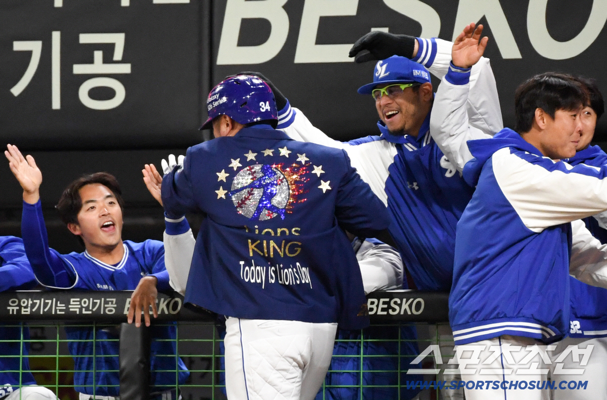 홈런 재킷 입은 최형우를 모두가 반겼다.