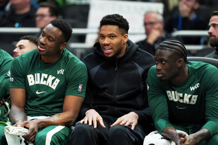 뛰고 싶다는 아데토쿤보, 말리는 밀워키. 손가락 욕+탱킹 의혹 NBA 조사까지. 루비콘 강 건넌 갈등. D 그린 "끔찍한 이별이 될 수 있다"