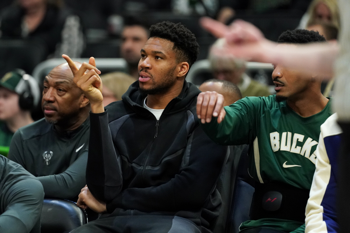 뛰고 싶다는 아데토쿤보, 말리는 밀워키. 손가락 욕+탱킹 의혹 NBA 조사까지. 루비콘 강 건넌 갈등. D 그린 "끔찍한 이별이 될 수 있다"