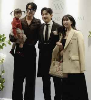 '둘째 임신' 이지훈♥아야네, 임산부 뱃지 달고 신화 이민우 결혼식 참석