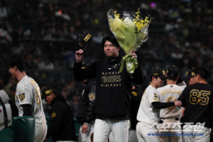 8회 105구 16K 신기록 눈앞에 두고 교체…투수 출신 레전드 감독 