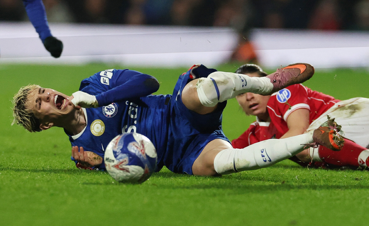 Soccer Football - FA Cup - Fifth Round - Wrexham v Chelsea - SToK Racecourse, Wrexham, Britain - March 7, 2026 Wrexham's George Dobson fouls Chelsea's Alejandro Garnacho and is later sent off REUTERS/Phil Noble