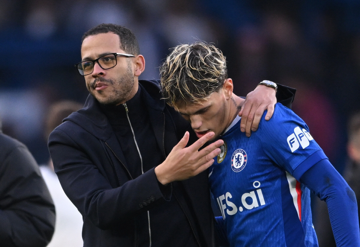 Soccer Football - FA Cup - Quarter Final - Chelsea v Port Vale - Stamford Bridge, London, Britain - April 4, 2026 Chelsea manager Liam Rosenior and Alejandro Garnacho celebrate after the match REUTERS/Jaimi Joy