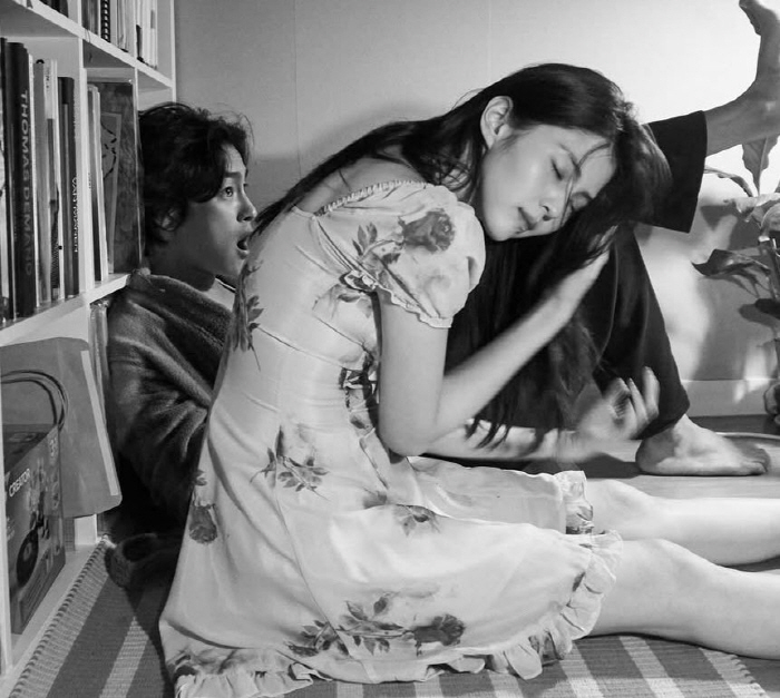 "연인인 줄" 한소희, '이 모델'과 밀착 포즈…누가 봐도 '현커' 분위기