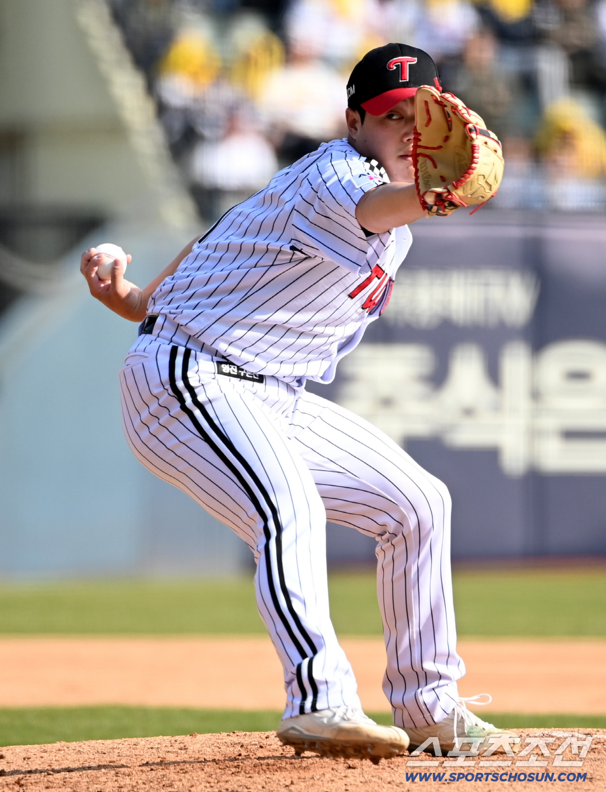 28일 잠실야구장에서 열린 KT와 LG의 개막전. LG 함덕주가 역투하고 있다. 잠실=허상욱 기자wook@sportschosun.com/2026.03.28/