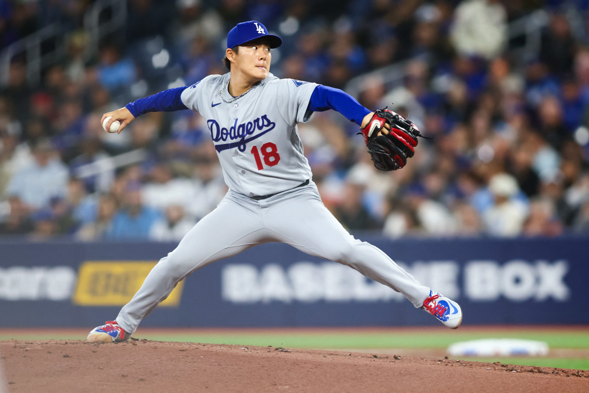 TORONTO, CANADA - APRIL 7: Yoshinobu Yamamoto #18 of the Los Angeles Dodgers pitches in the first inning of their MLB against the Toronto Blue Jays at Rogers Centre on April 7, 2026 in Toronto, Ontario, Canada. AFP연합뉴스