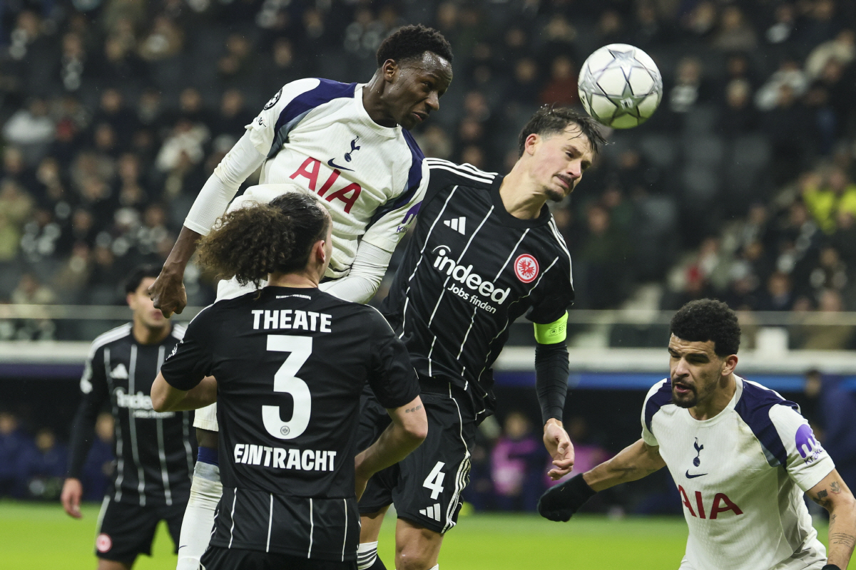 epa12689269 Pape Sarr of Tottenham (L) and Robin Koch of Frankfurt (R) in action during the UEFA Champions League match between Eintracht Frankfurt and Tottenham Hotspur, in Frankfurt Main, Germany, 28 January 2026. EPA/RONALD WITTEK