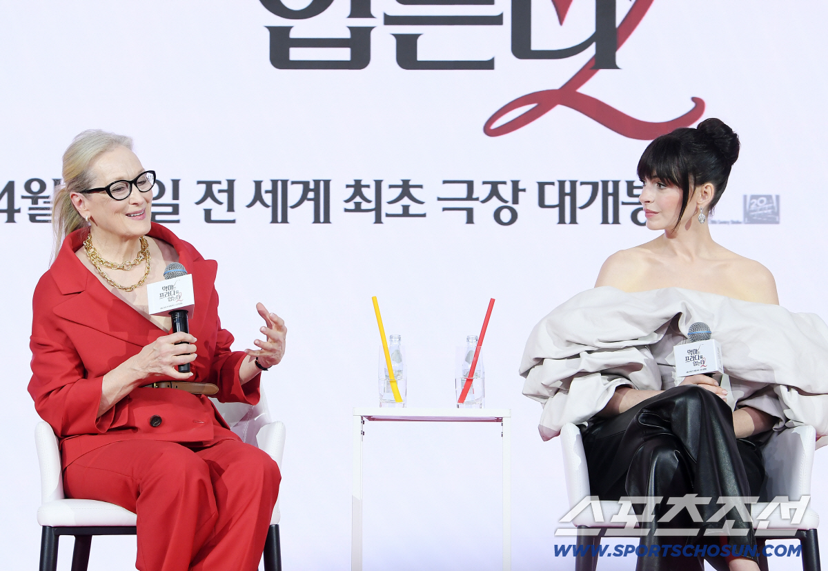 영화 '악마는 프라다를 입는다2' 내한 기자회견이 8일 오전 서울 새문안로 포시즌스호텔에서 열렸다. 메릴 스트립과 앤 해서웨이가 질문에 답하고 있다. 정재근 기자 cjg@sportschosun.com/2026.4.7/