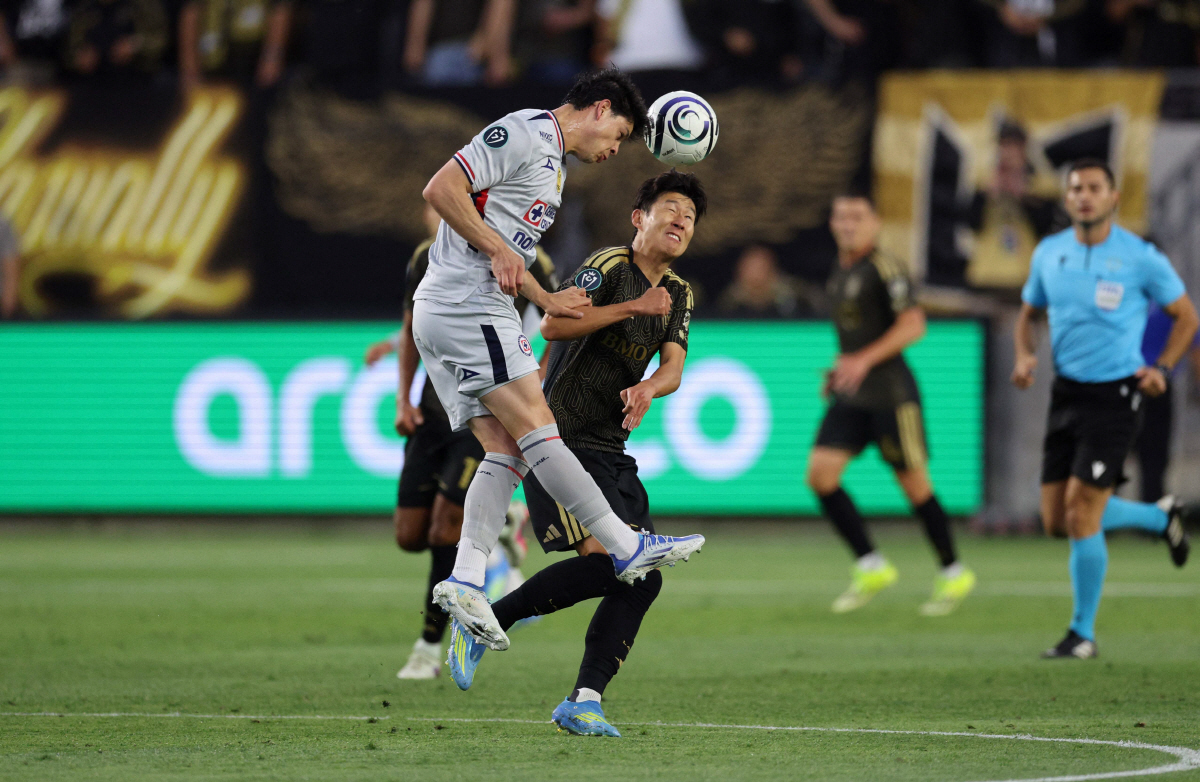 미쳤다! '4도움'→'시즌 첫 필드골' 손흥민이 돌아왔다!...'손흥민+마르티네스 연속골' LA FC, '디펜딩챔프' 크루스 아술에 2-0 리드[전반 종료]