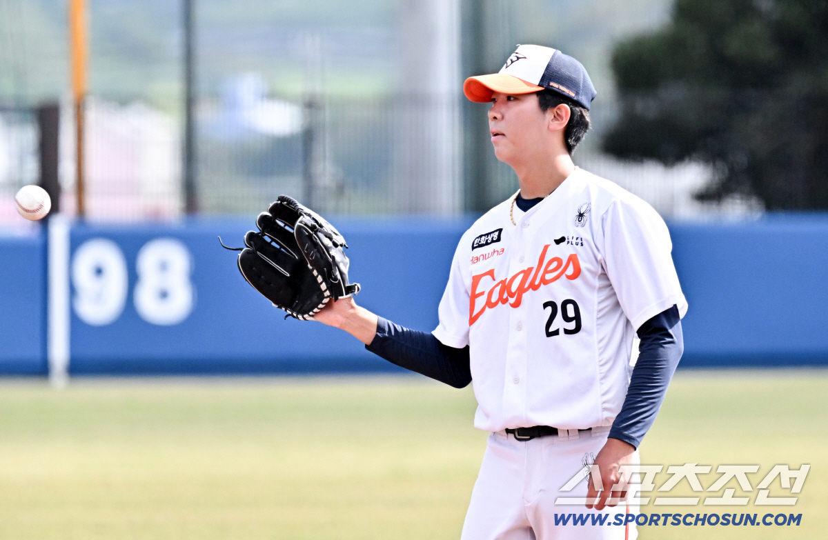 21일 일본 오키나와 고친다구장에서 열린 대한민국 야구 대표팀과 한화 이글스의 평가전. 황준서가 역투하고 있다. 오키나와(일본)=박재만 기자 pjm@sportschosun.com/2026.02.21/