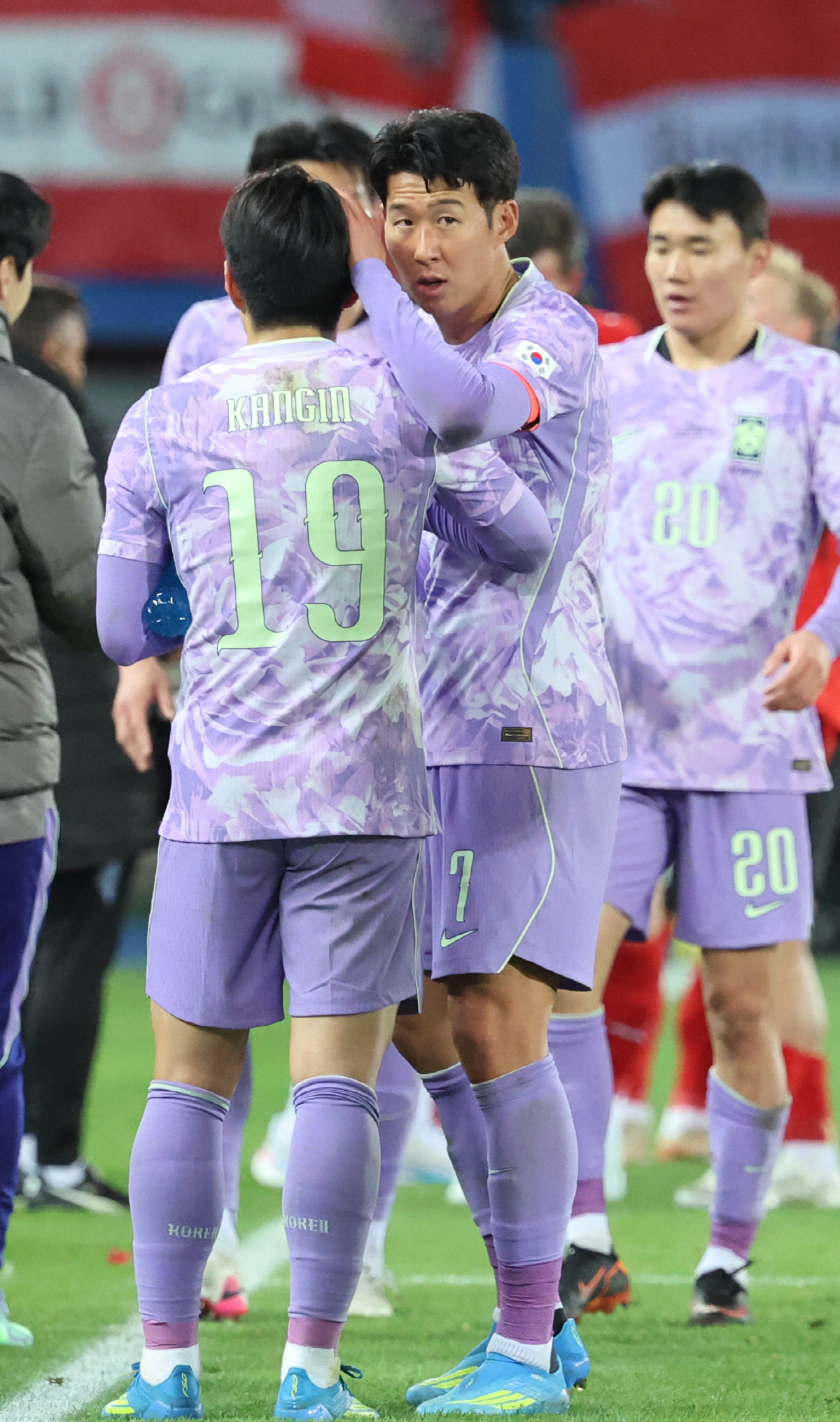 이강인 다독이는 손흥민 (빈[오스트리아]=연합뉴스) 최재구 기자 = 31일(현지시간) 오스트리아 빈 에른스트 하펠 스타디움에서 열린 한국 축구 국가대표팀과 오스트리아의 평가전에서 한국 손흥민이 수분 섭취 시간에 이강인을 다독이고 있다. 2026.4.1 jjaeck9@yna.co.kr(끝)