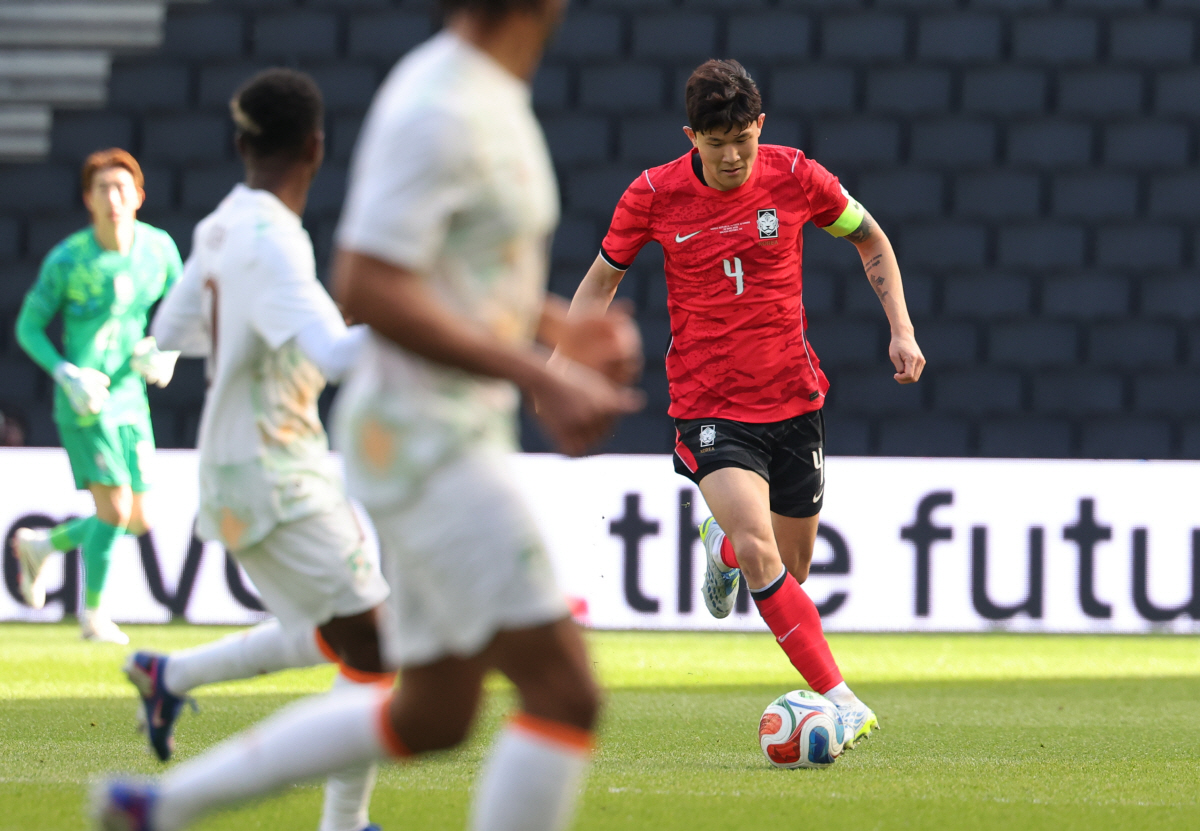 수비하는 김민재 (밀턴킨스[영국]=연합뉴스) 최재구 기자 = 한국축구국가대표팀 김민재가 28일(현지시간) 영국 밀턴킨스 스타디움 MK에서 열린 코트디부아르와 평가전에서 수비하고 있다. 2026.3.28 jjaeck9@yna.co.kr(끝)