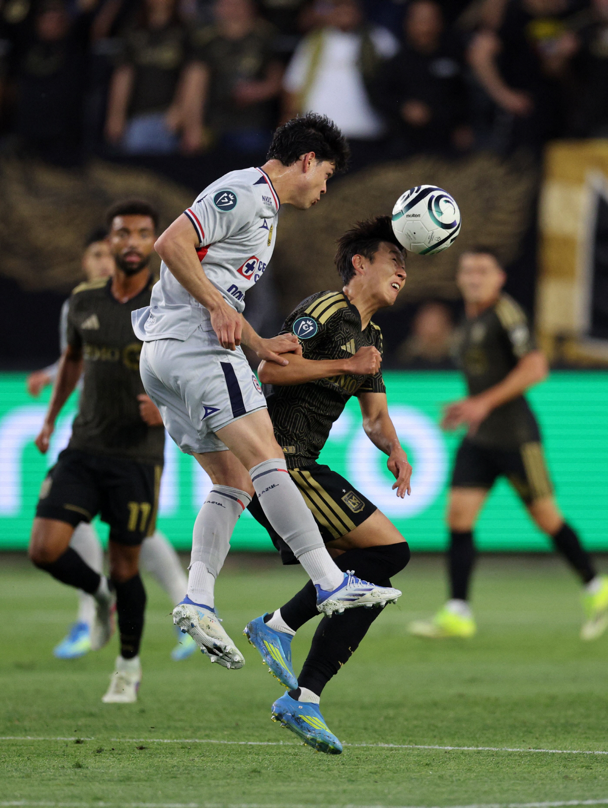 LOS ANGELES, CALIFORNIA - APRIL 7: Son Heung-Min #7 of Los Angles Football Club and Amaury Garcia #17 of Cruz Azul battle for the ball during the first half of the CONCACAF Champions Cup 2026 Quarter-Final First Leg match at Banc of California Stadium on April 7, 2026 in Los Angeles, California. Kevork Djansezian/Getty Images/AFP (Photo by KEVORK DJANSEZIAN / GETTY IMAGES NORTH AMERICA / Getty Images via AFP)