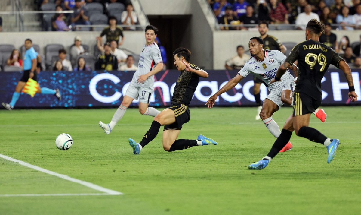 LOS ANGELES, CALIFORNIA - APRIL 7: Son Heung-Min #7 of Los Angeles Football Club scores a goal against defender Willer Ditta #4 of Cruz Azul during the first half of the CONCACAF Champions Cup 2026 Quarter-Final First Leg match at Banc of California Stadium on April 7, 2026 in Los Angeles, California. Kevork Djansezian/Getty Images/AFP (Photo by KEVORK DJANSEZIAN / GETTY IMAGES NORTH AMERICA / Getty Images via AFP)