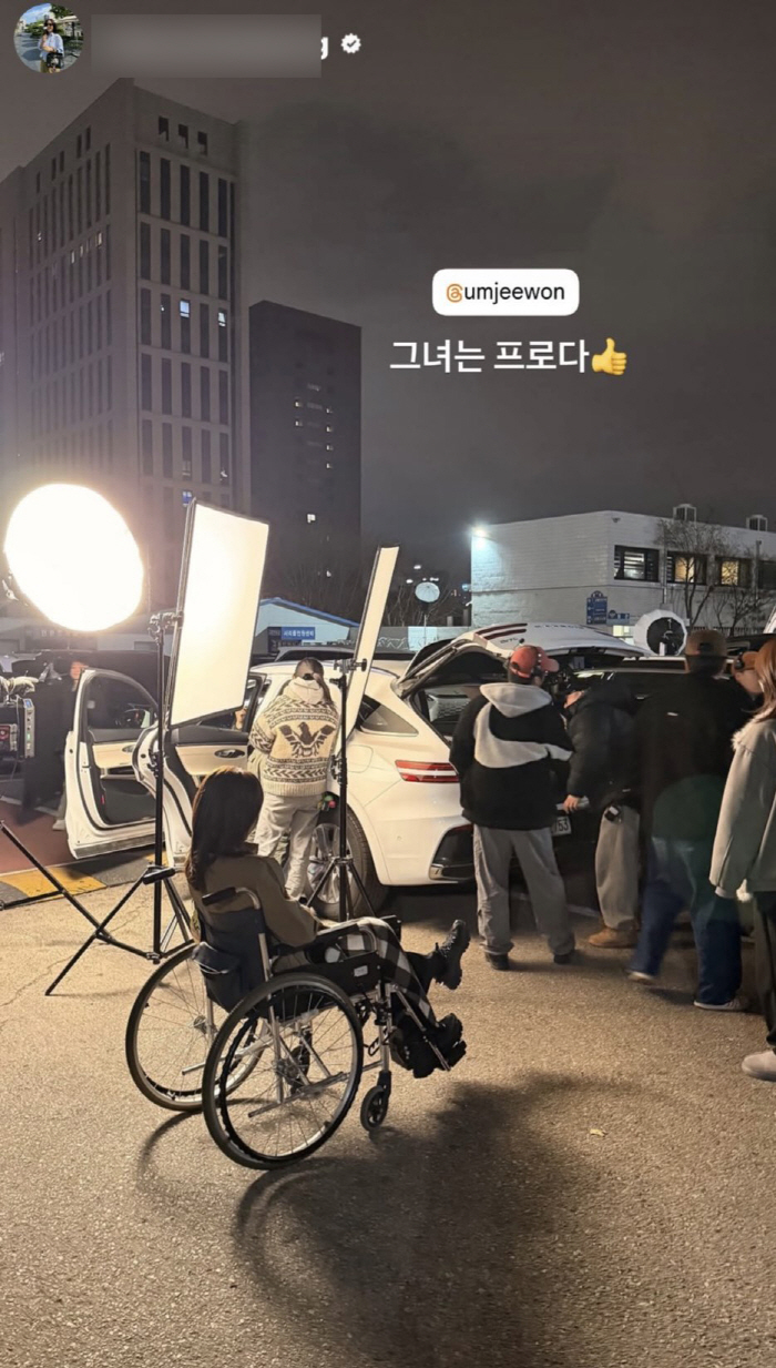 '발목 골절' 엄지원, 휠체어-목발로 행사장 나타나..밝은 미소로 투혼