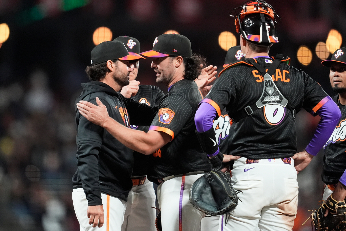 샌프란시스코 선발 로비 레이가 7회 투구 도중 토니 바이텔로 감독의 어깨를 두드리며 마운드를 내려가고 있다. AP연합뉴스