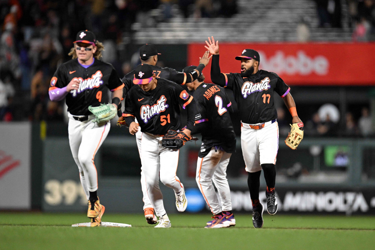 SAN FRANCISCO, CALIFORNIA - APRIL 7: The San Francisco Giants celebrate their win against the Philadelphia Phillies at Oracle Park on April 7, 2026 in San Francisco, California. Brandon Vallance/Getty Images/AFP (Photo by Brandon Vallance / GETTY IMAGES NORTH AMERICA / Getty Images via AFP)