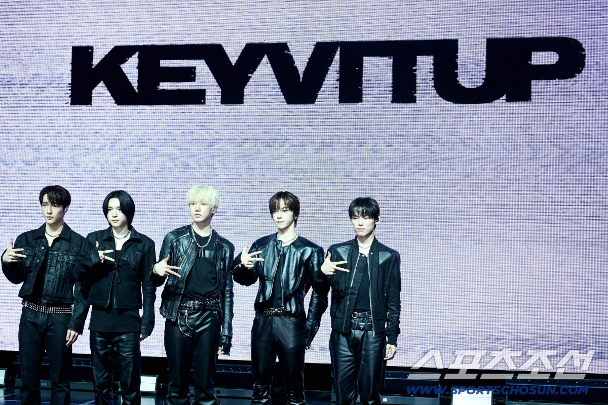 8일 서울 NOL 씨어터 합정 동양생명홀에서 열린 신인 보이그룹 KEYVITUP(키빗업. 현민·태환·세나·재인·루키아)의 미디어 쇼케이스. 키빗업 멤버들이 포토타임을 갖고 있다. 허상욱 기자wook@sportschosun.com/2026.04.08/