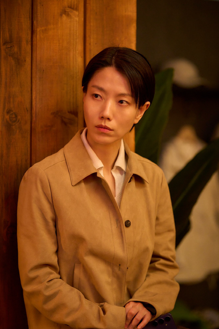 제발 연기 좀 살살해줘요..'군체' 김신록, 휠체어 타고 지창욱 등에 업히고 '고군분투'