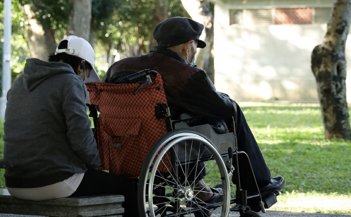 수면장애·후각저하·변비…파킨슨병 '신호'라고?