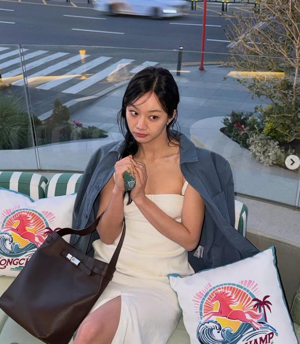 "뼈밖에 안 남았네" 혜리, 초밀착 튜브톱에 드러난 '뼈말라흉곽 라인'