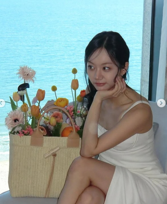 "뼈밖에 안 남았네" 혜리, 초밀착 튜브톱에 드러난 '뼈말라흉곽 라인'