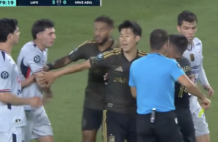 "야, 지금 뭐 하는 거야!" 손흥민 진짜 너무 힘들다…싸우고, 또 싸우고 '중재자 SON' 쫓아다니면서 말리기 급급