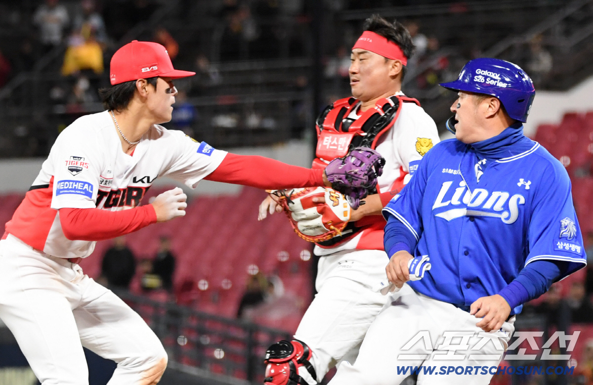 7일 광주 기아챔피언스필드에서 열린 KIA와 삼성의 경기. 8회초 1사 1,3루 삼성 구자욱 땅볼 때 KIA 3루수 김도영이 런다운에 걸린 최형우를 태그하고 있다. 광주=박재만 기자 pjm@sportschosun.com/2026.04.07/