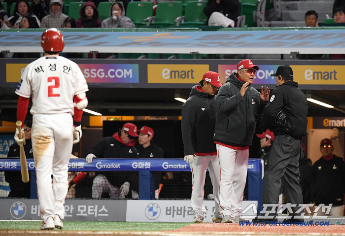 파울 타구가 너무 아쉬었다. 쳐다만 보고 있었는데, 갑자기 수비 방해 아웃 왜? 