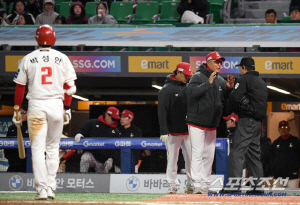 파울 타구가 너무 아쉬었다. 쳐다만 보고 있었는데, 갑자기 수비 방해 아웃 왜? [인천 현장]