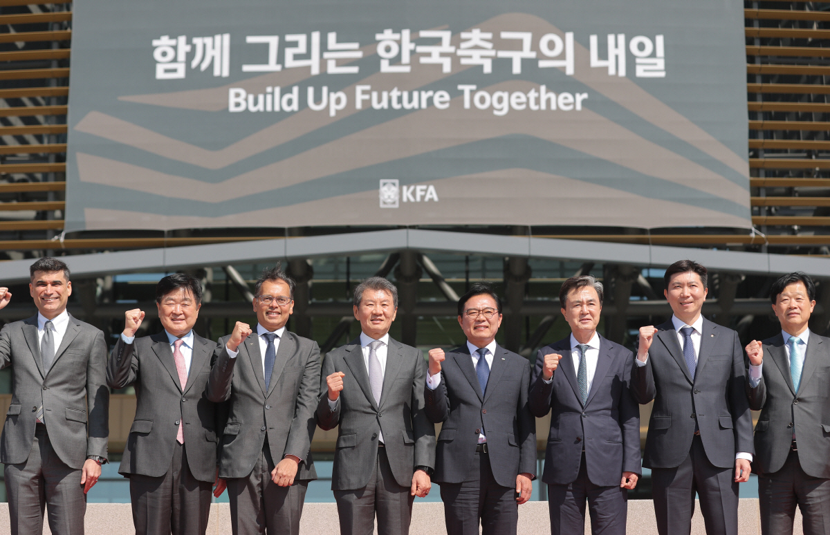 천안 코리아풋볼파크 공식 개관식 (천안=연합뉴스) 류영석 기자 = 7일 충남 천안 코리아풋볼파크에서 열린 공식 개관식에서 정몽규 대한축구협회장, 유승민 대한체육회장을 비롯한 참석자들이 스타디움 입구를 배경으로 기념촬영을 하고 있다. 2026.4.7 ondol@yna.co.kr(끝)