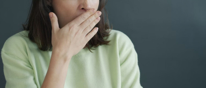 입 냄새 부르는 잇몸질환…방치 땐 치아까지 '위협'