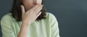 입 냄새 부르는 잇몸질환…방치 땐 치아까지 '위협'