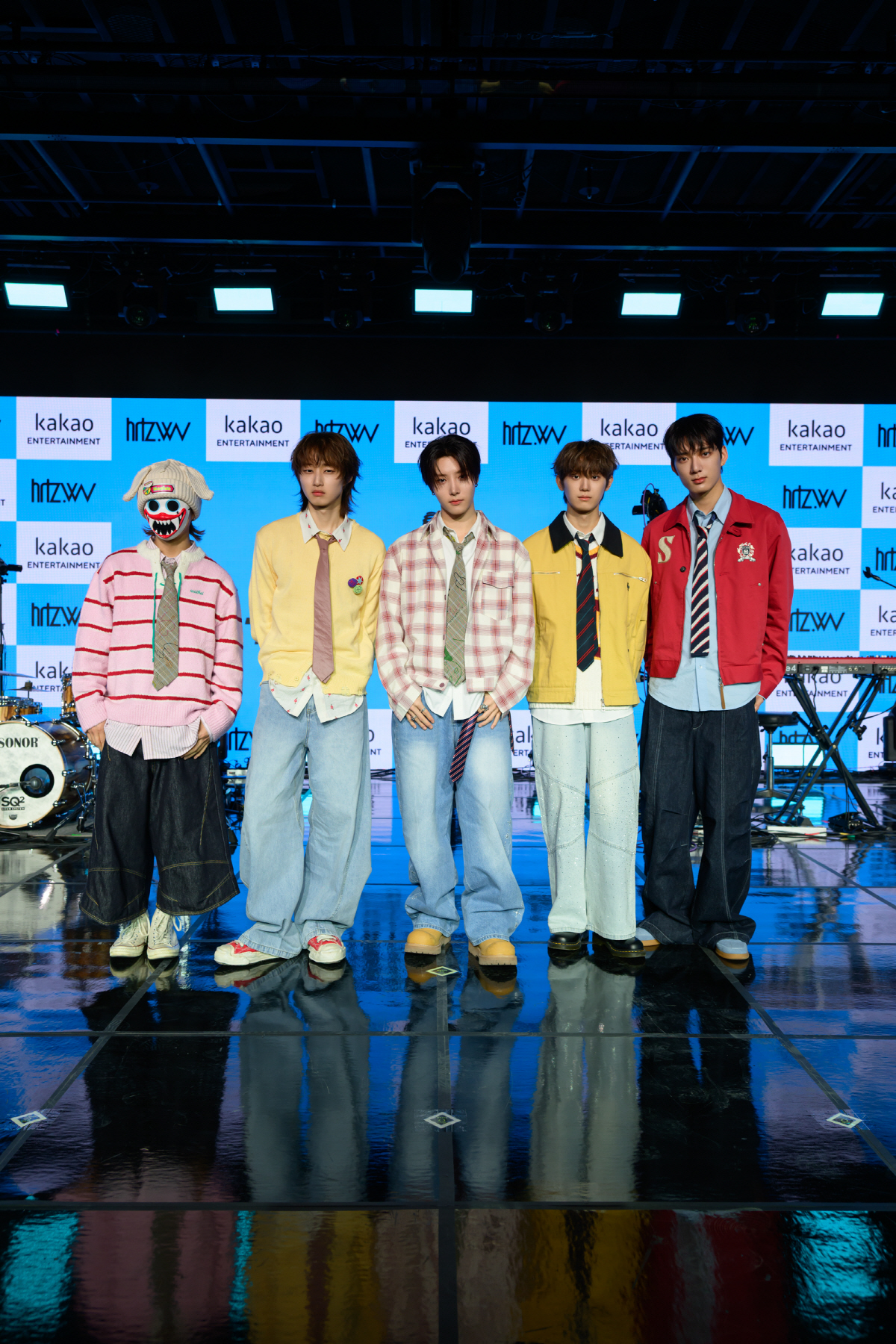 하츠투웨이브. 멤버 하기와, 케이텐, 리안, 윤영준, 데인(왼쪽부터). 사진 제공=카카오엔터테인먼트