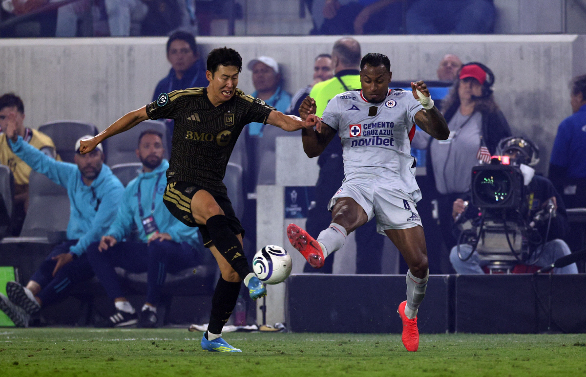 LOS ANGELES, CALIFORNIA - APRIL 7: Son Heung-Min #7 of Los Angeles Football Club battles for the ball with Willer Ditta #4 of Cruz Azul during the second half of the CONCACAF Champions Cup 2026 Quarter-Final First Leg match at Banc of California Stadium on April 7, 2026 in Los Angeles, California. Kevork Djansezian/Getty Images/AFP (Photo by KEVORK DJANSEZIAN / GETTY IMAGES NORTH AMERICA / Getty Images via AFP)