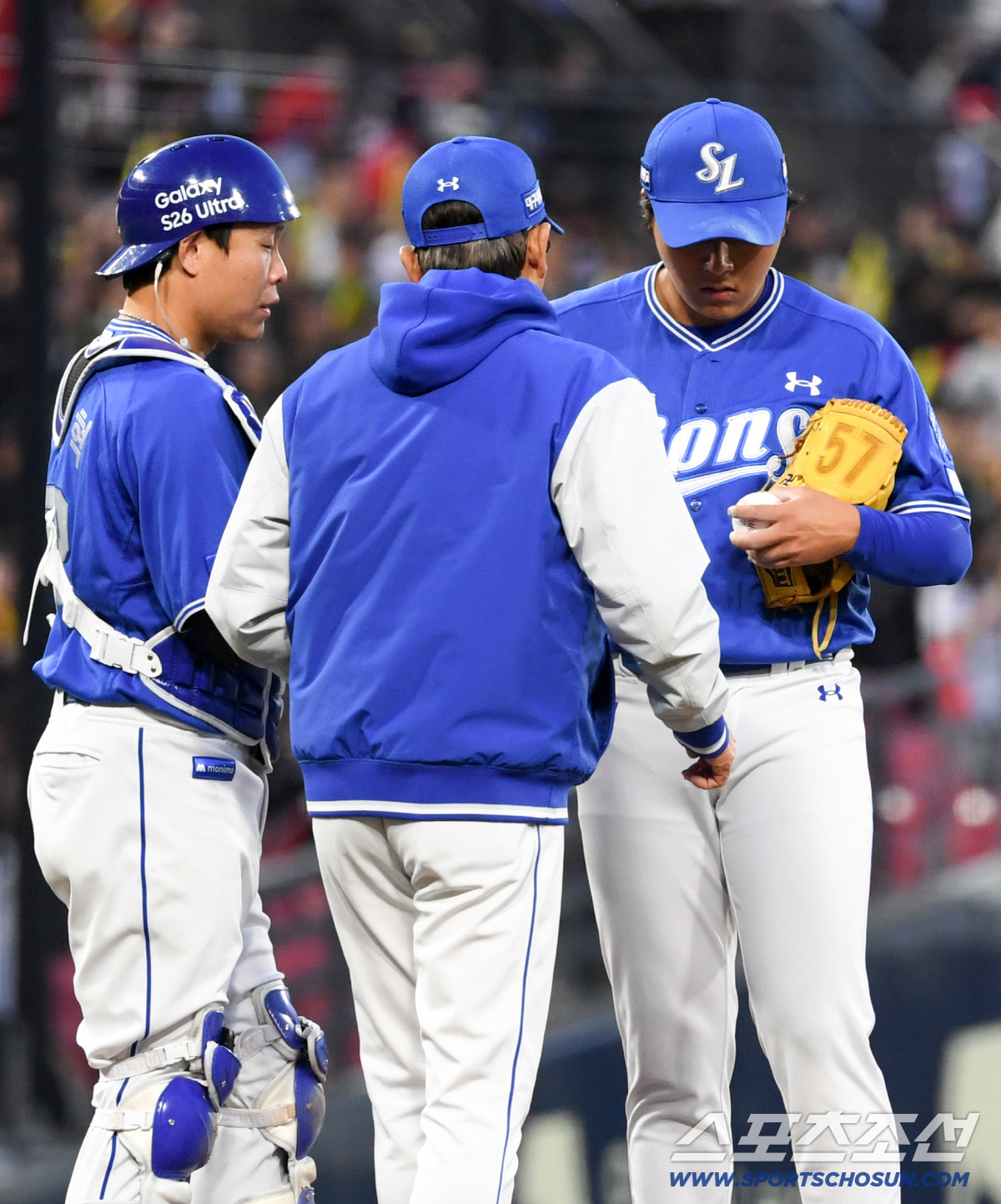 8일 광주 기아챔피언스필드에서 열린 KIA와 삼성의 경기. 삼성 최일언 코치가 마운드를 찾아 선발 이승현을 격려하고 있다. 광주=박재만 기자 pjm@sportschosun.com/2026.04.08/