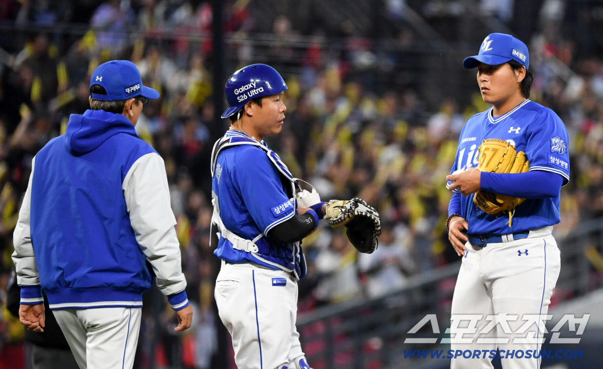 8일 광주 기아챔피언스필드에서 열린 KIA와 삼성의 경기. 삼성 최일언 코치가 마운드를 찾아 선발 이승현을 격려하고 있다. 광주=박재만 기자 pjm@sportschosun.com/2026.04.08/