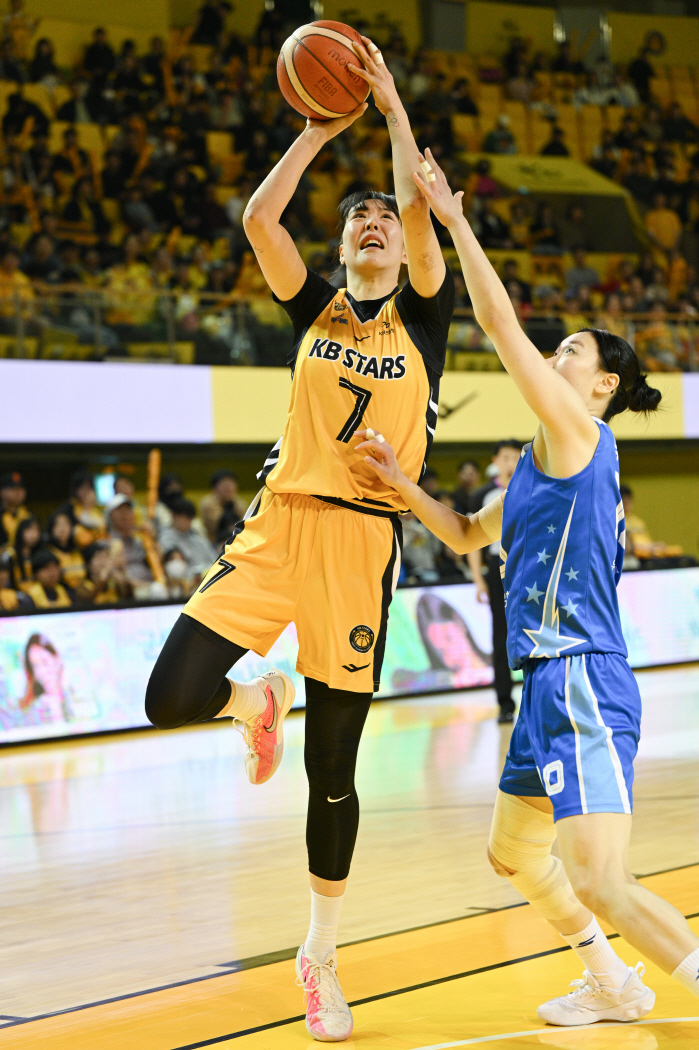 '허강박 트리오'가 49득점 합작한 KB스타즈, 우리은행 대파하며 PO 1차전 산뜻한 승리