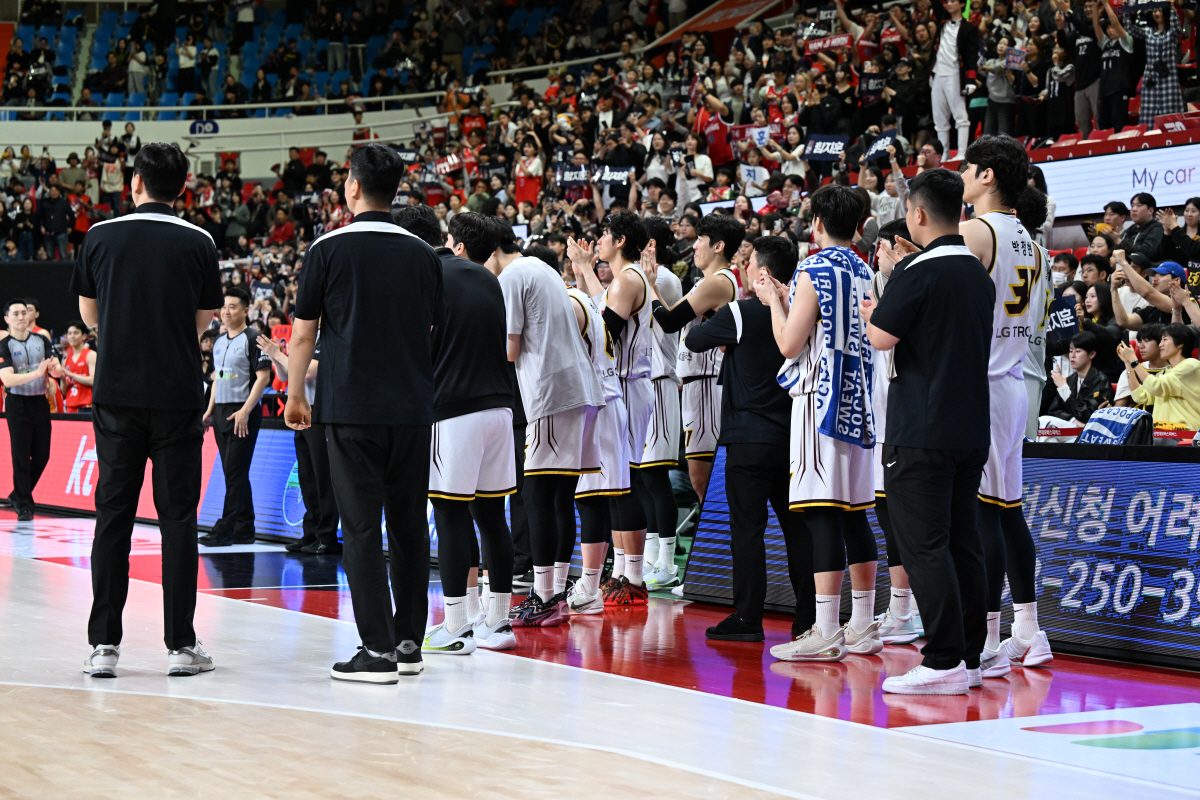 함지훈의 마지막을 지켜보는 LG 선수단. 사진제공=KBL