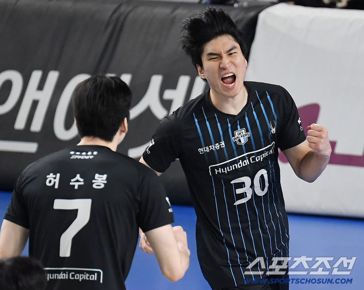 8일 천안 유관순체육관에서 열린 배구 V리그 남자부 챔피언결정전 4차전 현대캐피탈과 대한항공의 경기. 득점 후 기뻐하는 현대캐피탈 신호진. 천안=송정헌 기자songs@sportschosun.com/2026.04.08/