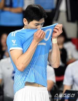 배구전쟁 끝까지 간다! '허수봉 레오 37득점' 현대캐피탈, 대한항공 2연속 셧아웃…3년전 도공처럼? '패패승승승' 정조준 [천안리뷰]