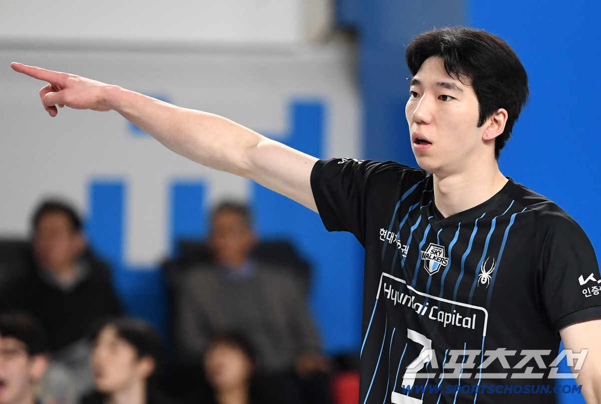 8일 천안 유관순체육관에서 열린 배구 V리그 남자부 챔피언결정전 4차전 현대캐피탈과 대한항공의 경기. 비디오판독 요구하는 현대캐피탈 허수봉. 천안=송정헌 기자songs@sportschosun.com/2026.04.08/