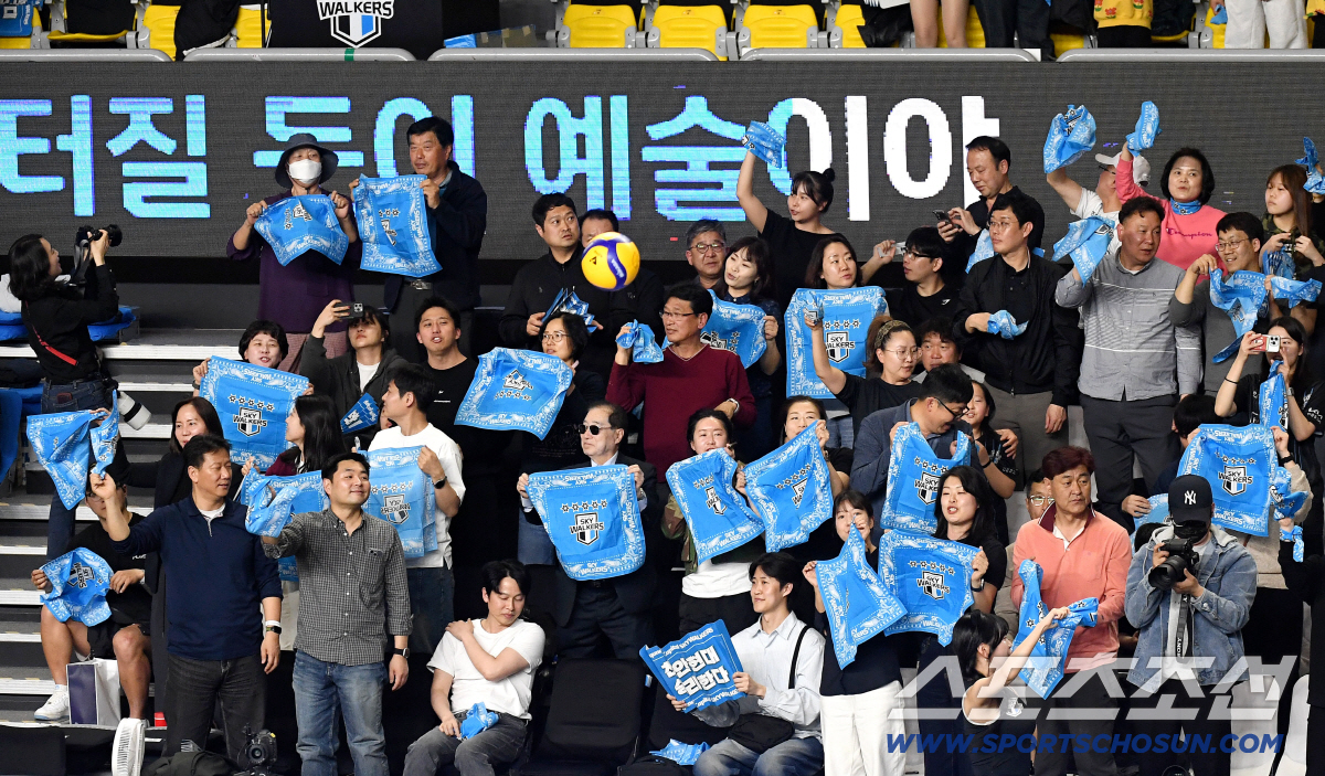 8일 천안 유관순체육관에서 열린 배구 V리그 남자부 챔피언결정전 4차전 현대캐피탈과 대한항공의 경기. 하늘색 스카프 흔들며 응원 펼치는 현대캐피탈 배구팬들. 천안=송정헌 기자songs@sportschosun.com/2026.04.08/