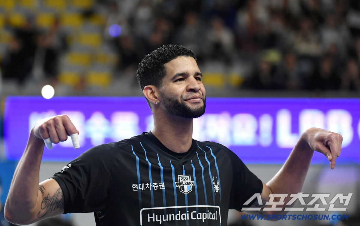 8일 천안 유관순체육관에서 열린 배구 V리그 남자부 챔피언결정전 4차전 현대캐피탈과 대한항공의 경기. 1세트를 따낸 후 팬들과 함께 기뻐하는 현대캐피탈 레오. 천안=송정헌 기자songs@sportschosun.com/2026.04.08/