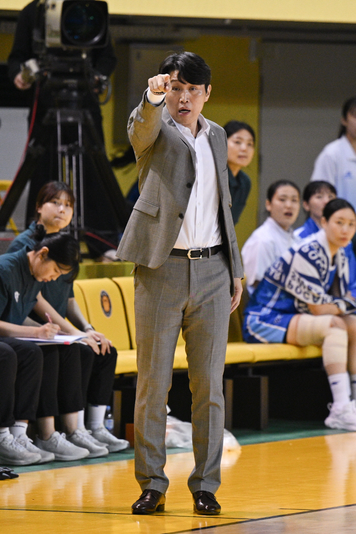 [현장인터뷰] KB스타즈에 PO 1차전에 완패 당한 우리은행 위성우 감독, "2차전에 나은 경기력 보이겠다"