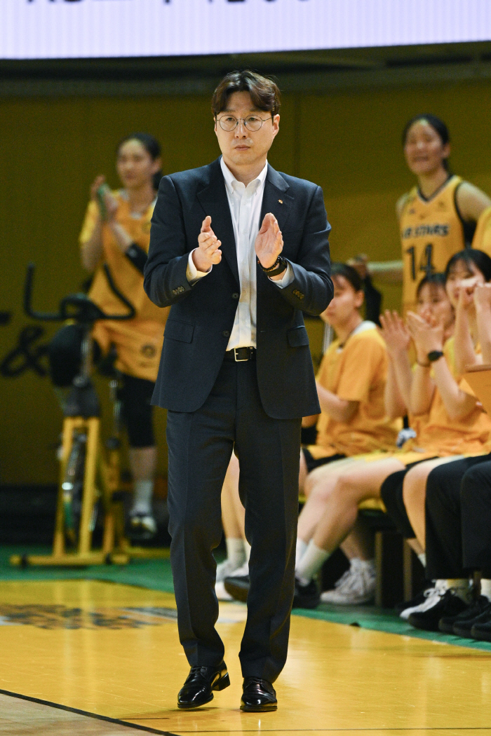 [현장인터뷰] 우리은행에 PO 1차전에서 압승 거둔 KB스타즈 김완수 감독, "수비 집중력이 좋았지만, 완승은 예상 못했다"