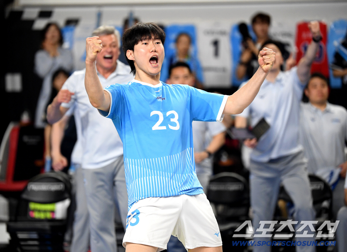 8일 천안 유관순체육관에서 열린 배구 V리그 남자부 챔피언결정전 4차전 현대캐피탈과 대한항공의 경기. 짜릿한 득점에 환호하는 대한항공 김민재. 천안=송정헌 기자songs@sportschosun.com/2026.04.08/