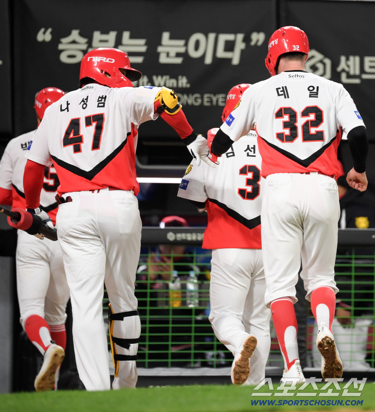 8일 광주 기아챔피언스필드에서 열린 KIA와 삼성의 경기. 2회말 2사 만루 KIA 카스트로 적시타 때 득점한 박재현, 김선빈, 데일이 더그아웃에 들어서고 있다. 광주=박재만 기자 pjm@sportschosun.com/2026.04.08/