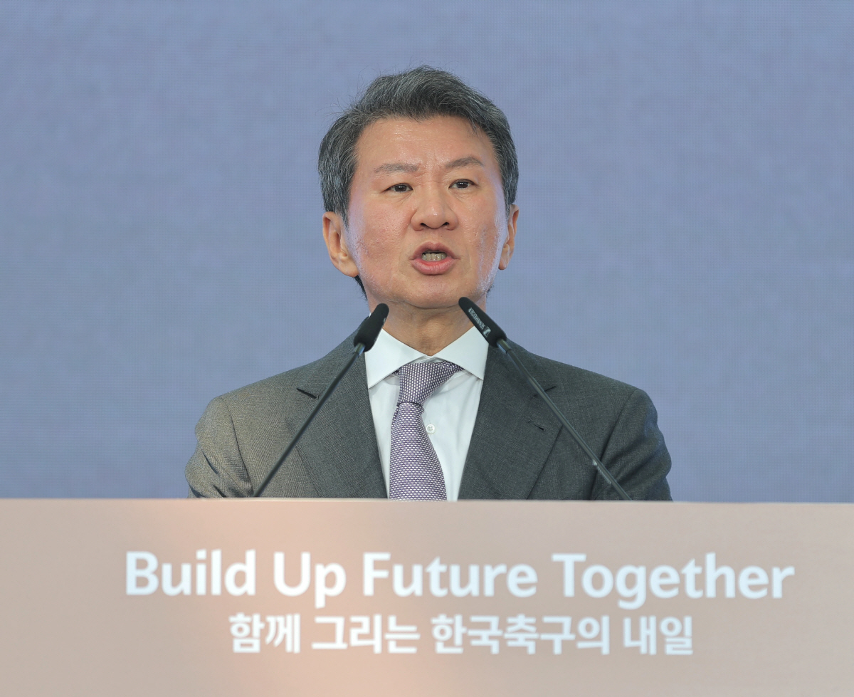 기념사하는 정몽규 대한축구협회장 (천안=연합뉴스) 류영석 기자 = 정몽규 대한축구협회장이 7일 충남 천안 코리아풋볼파크에서 열린 공식 개관식에서 기념사를 하고 있다. 2026.4.7